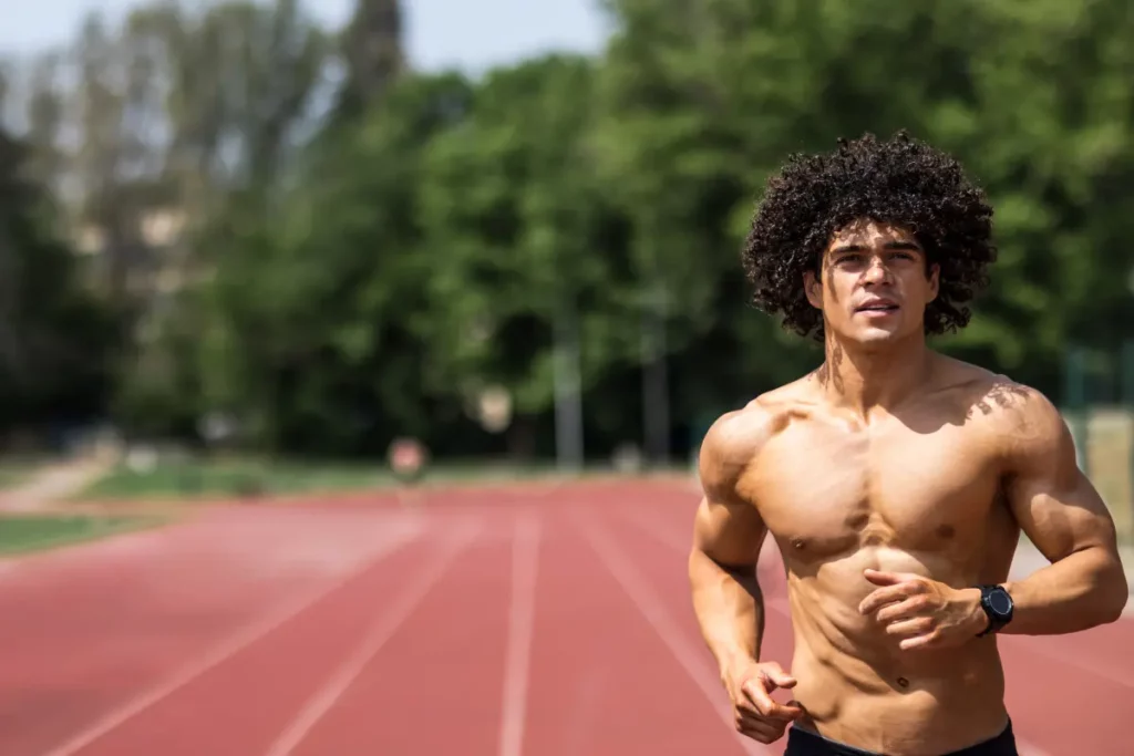 Groupe de personnes en plein air pratiquant un entraînement hybride combinant cardio et musculation
